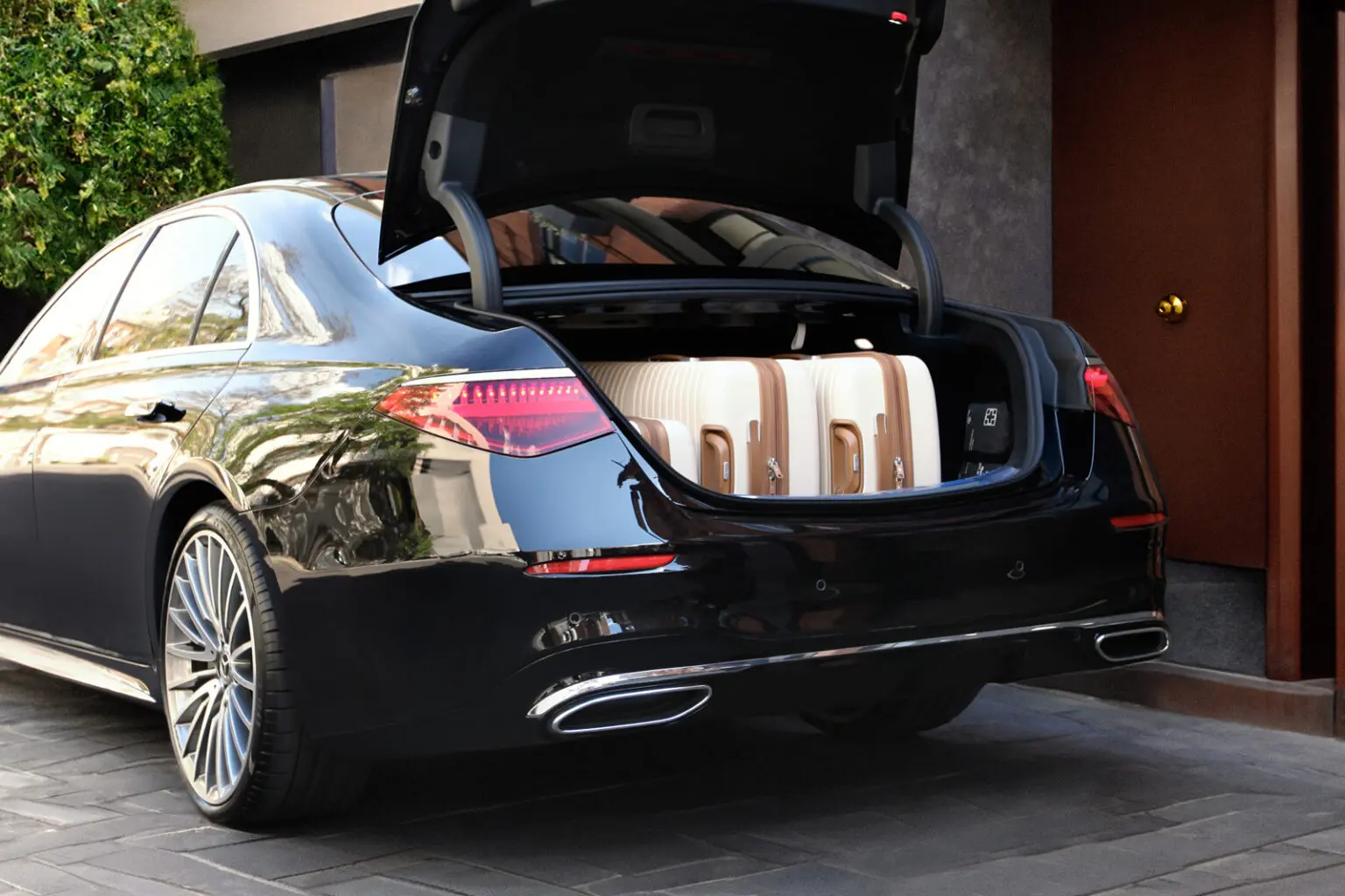 mercedes-s-class-chauffeur-car-with-luggage-1536x1024